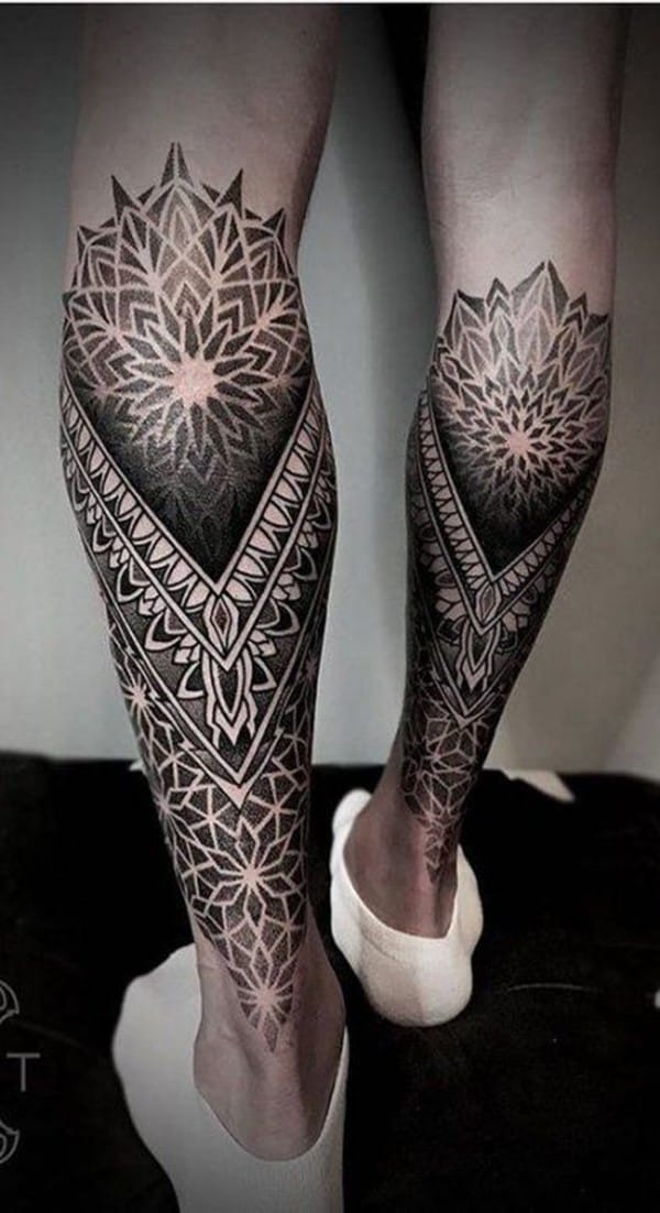 Hình xăm mandala chi tiết trên bắp chân, phong cách blackwork, ảnh độ phân giải cao.