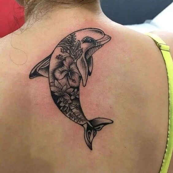 Biểu tượng hòa bình trong nghệ thuật xăm Hình xăm cá heo hoa văn blackwork trên vai, phong cách chi tiết, ảnh độ phân giải cao.
