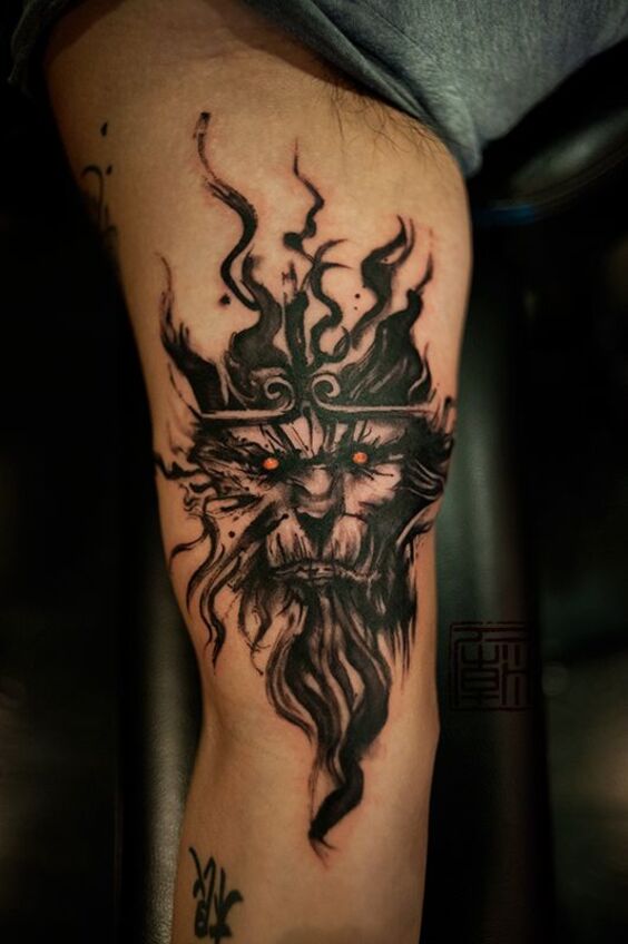Biểu tượng xăm thể hiện quyền lực Hình xăm đầu lâu phong cách blackwork trên đùi, chi tiết sắc nét, độ phân giải HD.