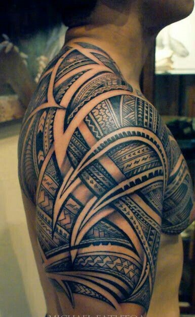 Hình xăm tribal chi tiết trên vai, phong cách blackwork, ảnh HD.