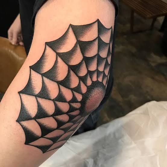 Hình xăm mạng nhện trên bắp tay, phong cách blackwork, chi tiết rõ nét, độ phân giải HD.