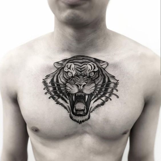 Hình xăm hổ phong cách blackwork trên ngực, chi tiết cao, độ phân giải HD.