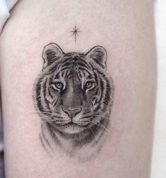Hình xăm đầu hổ chi tiết phong cách blackwork trên tay, độ phân giải HD.