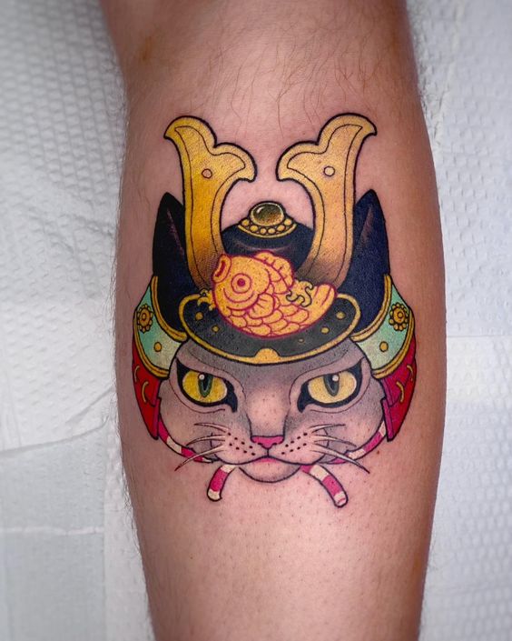 Tattoo mặt mèo samurai Hình xăm mèo samurai màu sắc trên chân, phong cách hoạt hình, chi tiết sắc nét, ảnh HD 705x564.