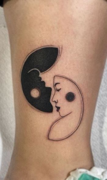 Hình xăm âm dương trên chân, phong cách blackwork, chi tiết rõ nét, độ phân giải HD.