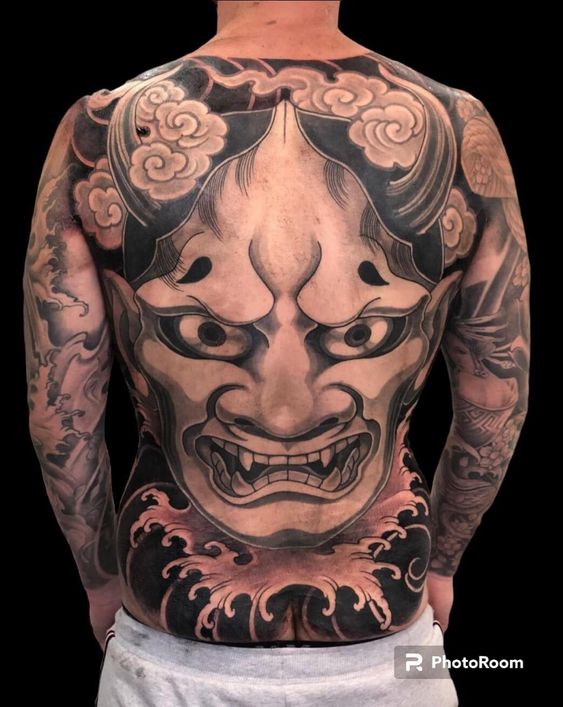 Hình xăm mặt quỷ phong cách Nhật Bản chi tiết, trên lưng, phong cách blackwork, độ phân giải HD.
