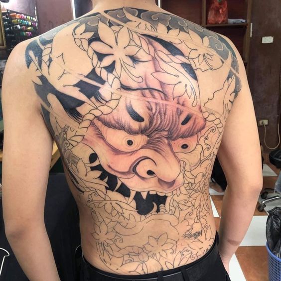 Hình xăm mặt quỷ Nhật Bản trên lưng, phong cách cổ điển, chi tiết cao, độ phân giải HD.