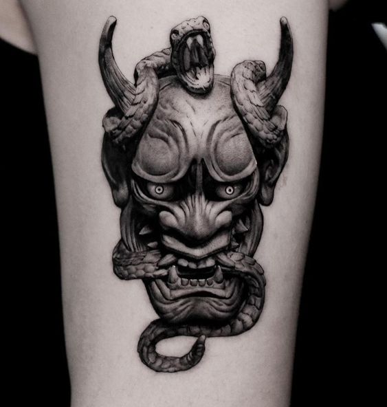 Hình xăm mặt nạ Oni và rắn trên tay, phong cách blackwork chi tiết, độ phân giải HD.