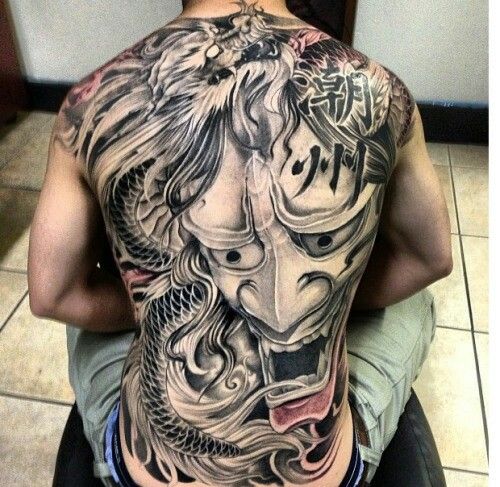 Hình xăm Oni và rồng Nhật Bản ở lưng, phong cách blackwork, chi tiết, độ phân giải HD.