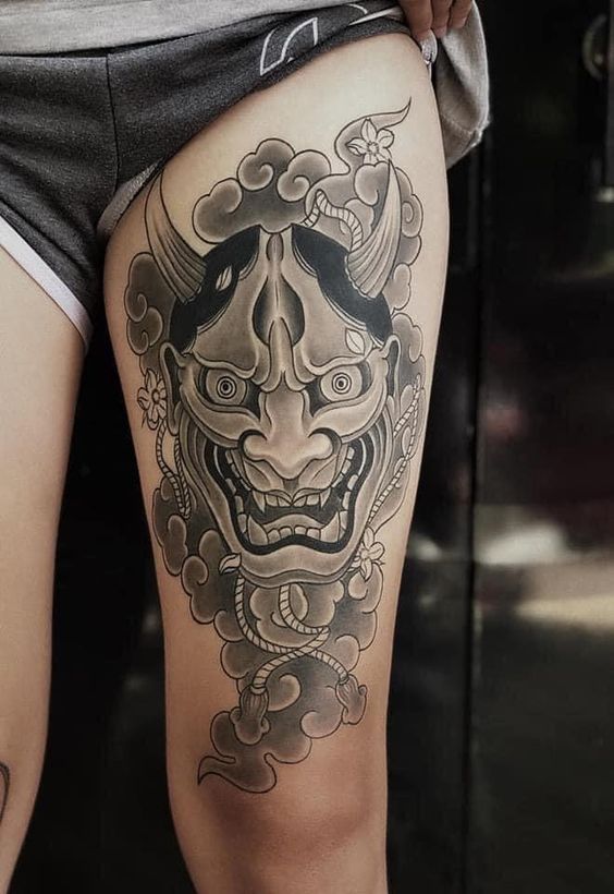 Hình xăm mặt quỷ trên đùi, phong cách blackwork chi tiết, ảnh HD.