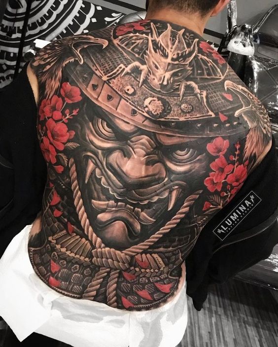 Hình xăm samurai toàn lưng phong cách cổ điển, chi tiết cao, màu sắc đen và đỏ, độ phân giải HD.
