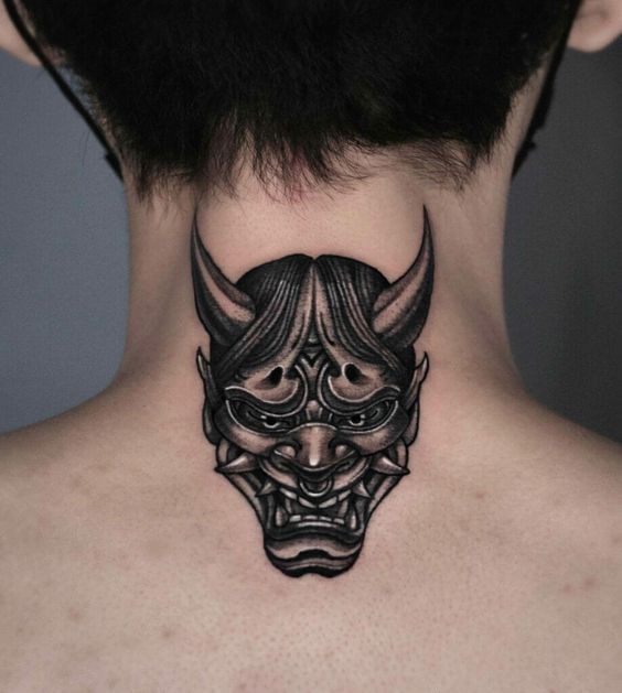Hình xăm mặt nạ Oni trên gáy, phong cách blackwork chi tiết, độ phân giải HD.