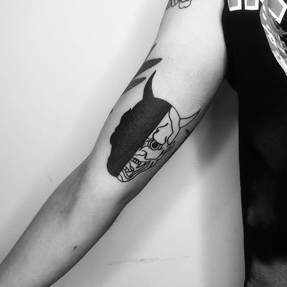 Hình xăm mặt nạ Hannya trên cánh tay, phong cách blackwork, chi tiết sắc nét, ảnh HD.