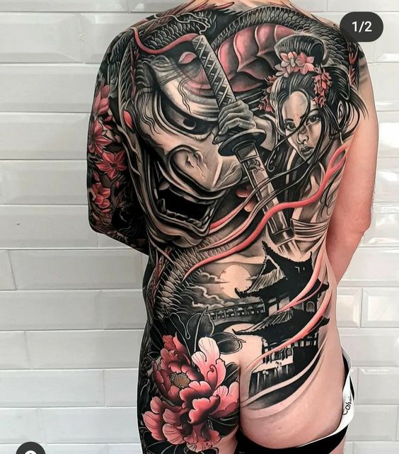 Hình xăm samurai và quỷ Oni phong cách blackwork trên lưng, chi tiết cao, ảnh HD.