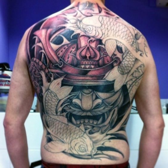 Hình xăm samurai và cá chép trên lưng, phong cách cổ điển, chi tiết cao, độ phân giải HD.