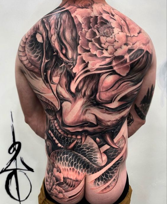 Hình xăm quỷ và rắn trên lưng, phong cách blackwork chi tiết, độ phân giải cao.