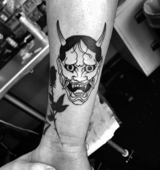 Hình xăm Oni trên cánh tay, phong cách blackwork chi tiết, ảnh độ phân giải HD.