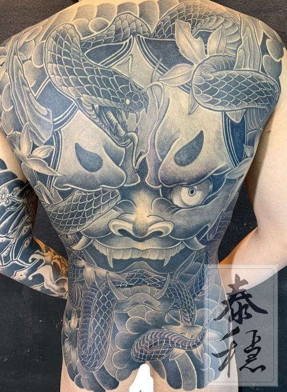 Hình xăm oni và rắn trên lưng, phong cách blackwork chi tiết, độ phân giải HD.