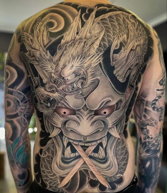 Hình xăm Oni chi tiết trên lưng, phong cách blackwork, độ phân giải HD.