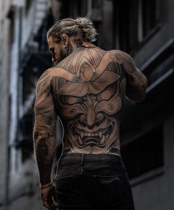 Hình xăm mặt quỷ phong cách blackwork trên lưng chi tiết cao, ảnh chất lượng HD.