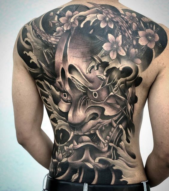 Hình xăm mặt quỷ Nhật cổ điển, phủ kín lưng, phong cách blackwork chi tiết, ảnh HD.