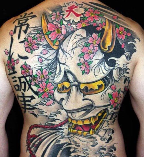 Hình xăm oni Nhật Bản sắc nét ở lưng, phong cách cổ điển, chi tiết hoa anh đào, độ phân giải HD.