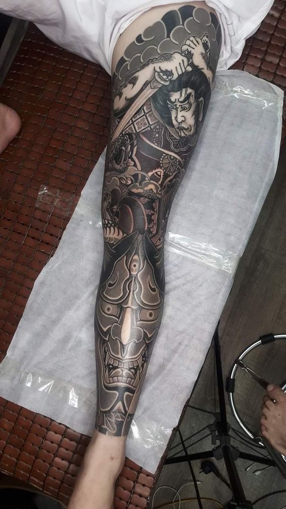 Hình xăm samurai phong cách Nhật Bản chi tiết trên chân, phong cách blackwork, độ phân giải HD.