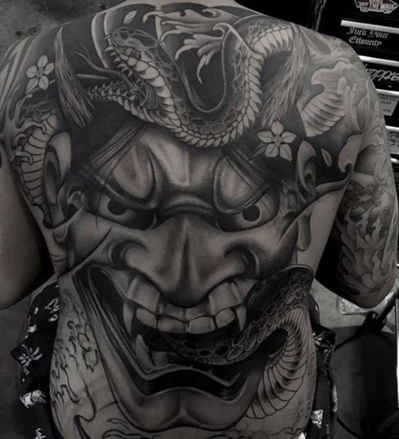 Hình xăm Oni Nhật Bản ở lưng, phong cách blackwork, chi tiết cao, độ phân giải HD.