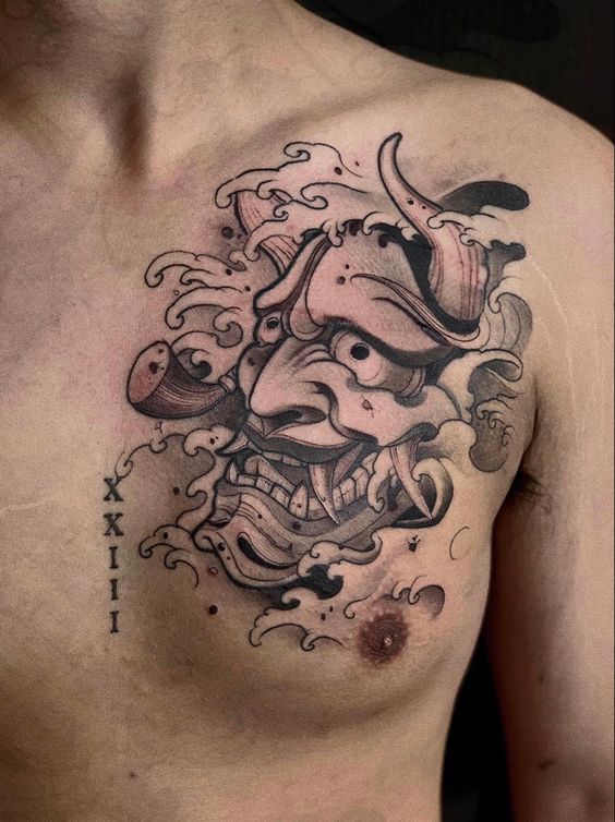 Hình xăm mặt quỷ phong cách blackwork trên ngực, chi tiết tinh xảo, ảnh HD.