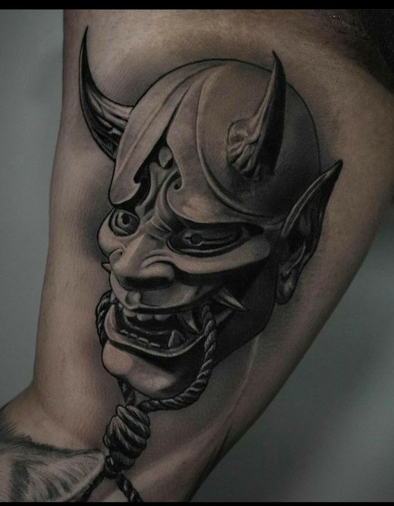 Hình xăm mặt nạ Oni trên tay, phong cách blackwork chi tiết. Ảnh độ phân giải HD.