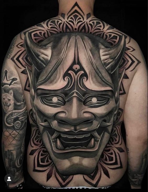 Hình xăm mặt nạ Oni phong cách blackwork chi tiết trên lưng, độ phân giải cao.