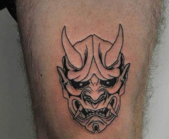 Hình xăm mặt nạ Oni ở bắp tay, phong cách blackwork, chi tiết, ảnh HD.