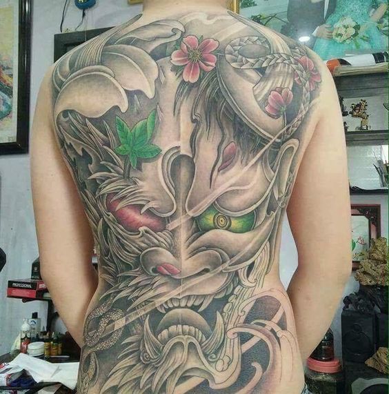 Hình xăm Oni Nhật Bản trên lưng, phong cách cổ điển, chi tiết, ảnh HD.