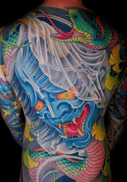 Hình xăm oni phong cách cổ điển Nhật Bản trên lưng, màu sắc tươi sáng, chi tiết tinh xảo, độ phân giải cao.