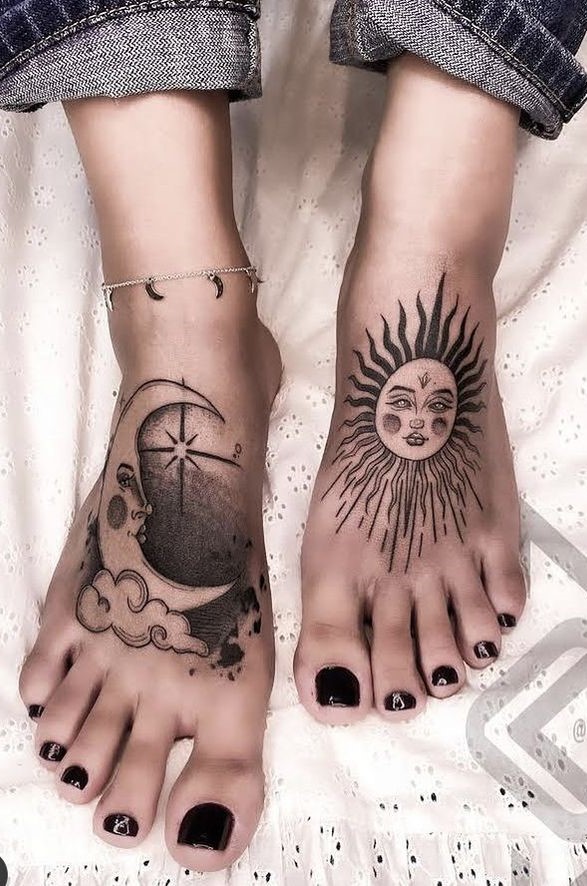 Hình xăm mặt trời và mặt trăng trên mu bàn chân, phong cách blackwork, chi tiết rõ nét, ảnh HD.