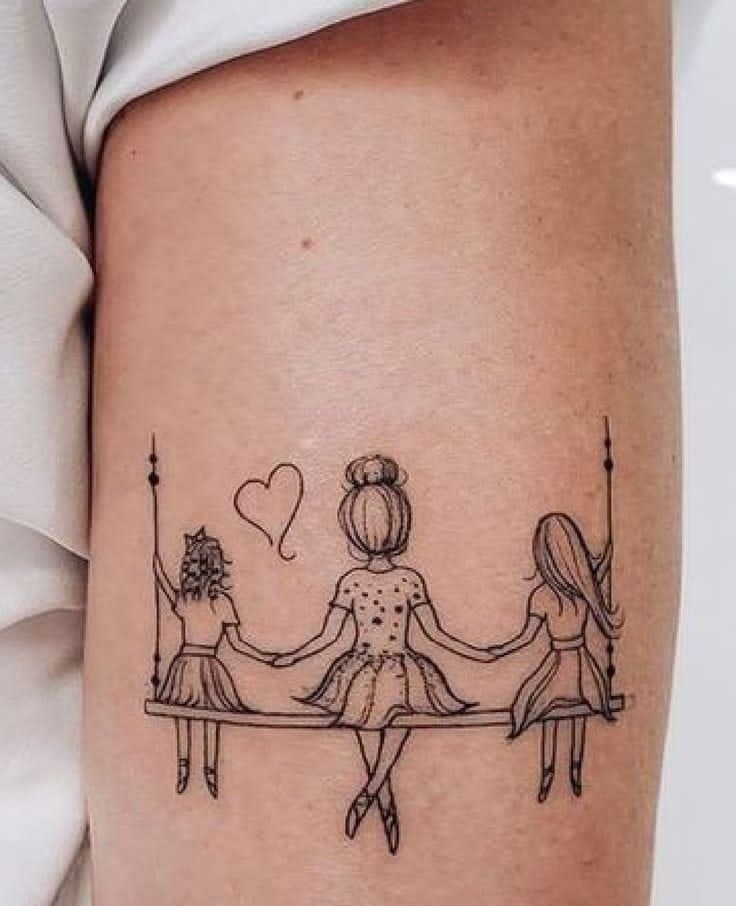 Hình xăm mẹ con ngồi trên xích đu Hình xăm mini ba cô gái trên xích đu, phong cách blackwork, vị trí trên tay, độ phân giải HD.