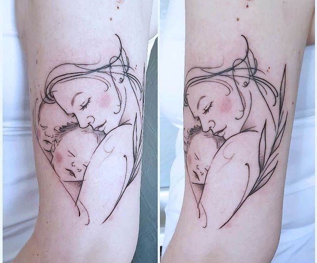 Hình xăm mẹ con với chi tiết tinh tế Hình xăm nghệ thuật mẹ và bé trên tay, phong cách blackwork tinh tế, ảnh độ phân giải cao.