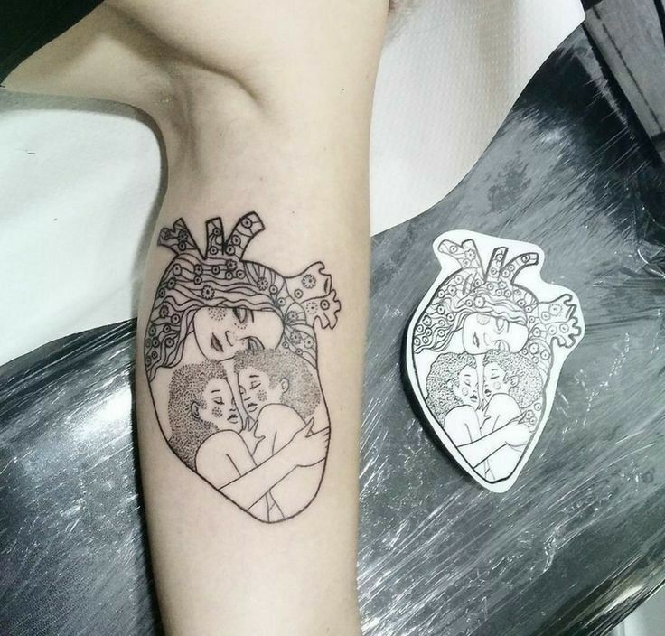 Hình xăm mẹ và con sáng tạo Hình xăm nghệ thuật trên tay, phong cách blackwork chi tiết, ảnh chất lượng HD.