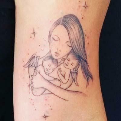Hình xăm mẹ và con mang ý nghĩa Hình xăm thiên thần trên bắp tay, phong cách blackwork, chi tiết tinh tế, ảnh độ phân giải cao HD.