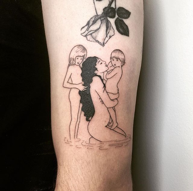 Hình xăm mẹ và con Hình xăm gia đình phong cách blackwork trên cánh tay, chi tiết rõ nét, độ phân giải HD.