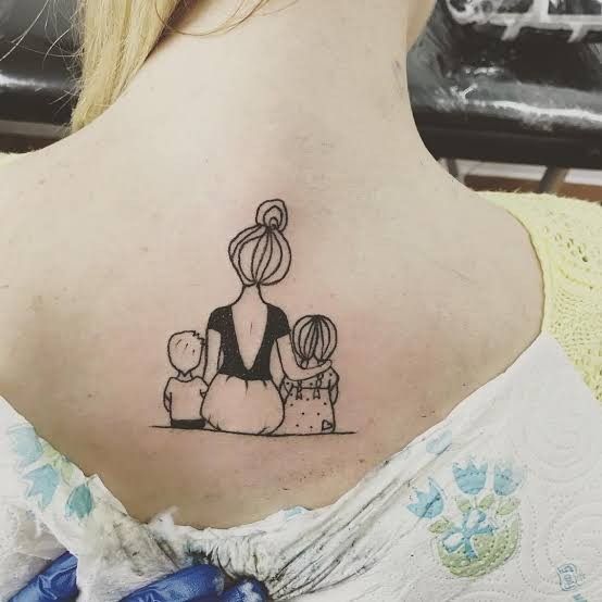 Thiết kế hình xăm đơn giản về mẹ và hai con Hình xăm gia đình ở lưng, phong cách blackwork, chi tiết đơn giản, ảnh chất lượng HD.