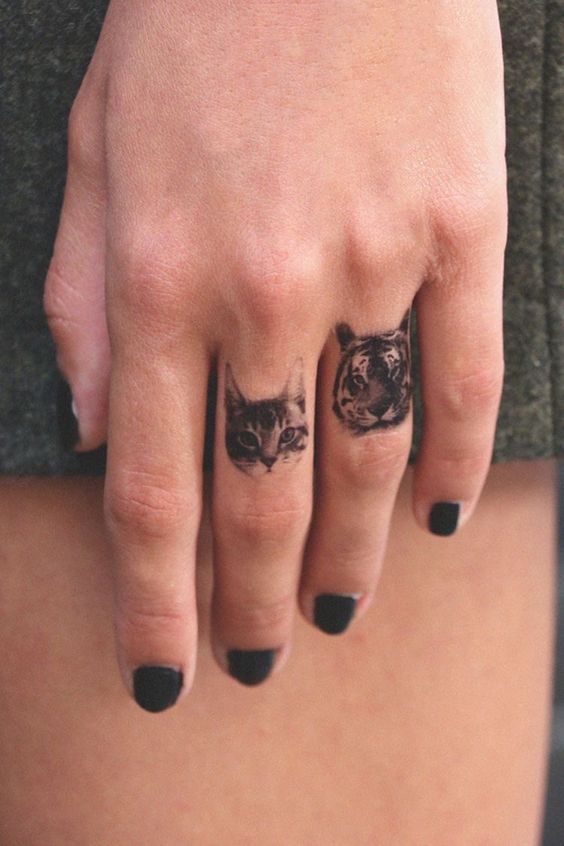 Hình xăm mini mèo và hổ trên ngón tay, phong cách blackwork, ảnh độ phân giải HD.