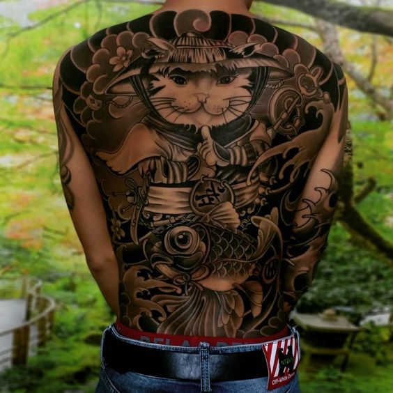 Hình xăm mèo và cá chép phong cách cổ điển trên lưng, chi tiết sắc nét, độ phân giải HD.