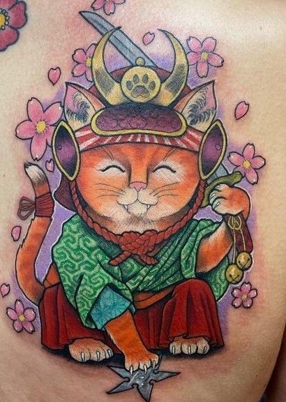 Tattoo mèo samurai cầm kiếm và họa tiết hoa anh đào Hình xăm mèo samurai, phong cách màu sắc, vị trí trên lưng, chi tiết sắc nét, độ phân giải HD.