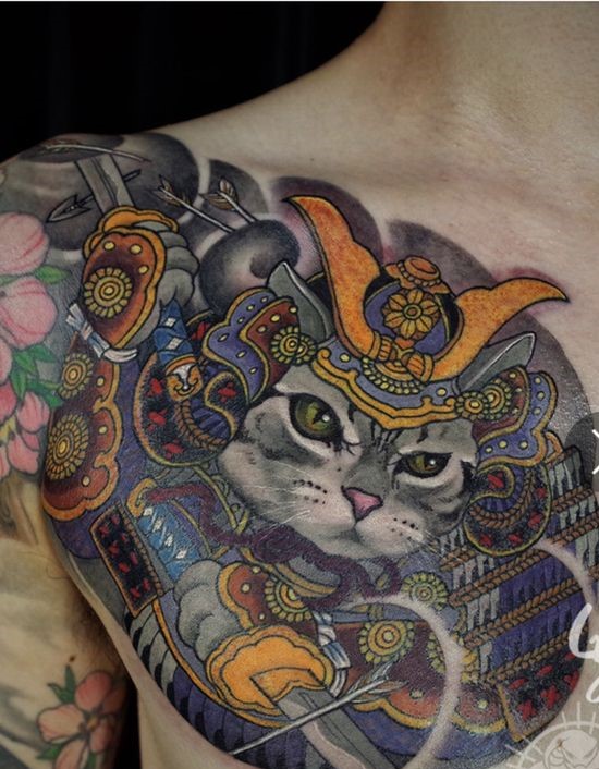 Tattoo mèo samurai cầm hai kiếm Hình xăm mèo samurai trên ngực, phong cách truyền thống Nhật Bản, màu sắc rực rỡ, chi tiết cao, độ phân giải HD.