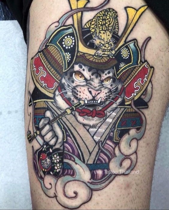 hình xăm mèo samurai cầm tẩu thuốc Hình xăm samurai mèo trên đùi, phong cách Nhật Bản, chi tiết, độ phân giải HD.
