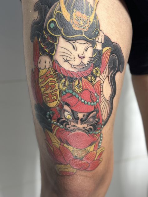 Thiết kế xăm mèo samurai kết hợp búp bê và hoa sen Hình xăm mèo thần tài phong cách Nhật Bản trên đùi, màu sắc tươi sáng, chi tiết, độ phân giải HD.