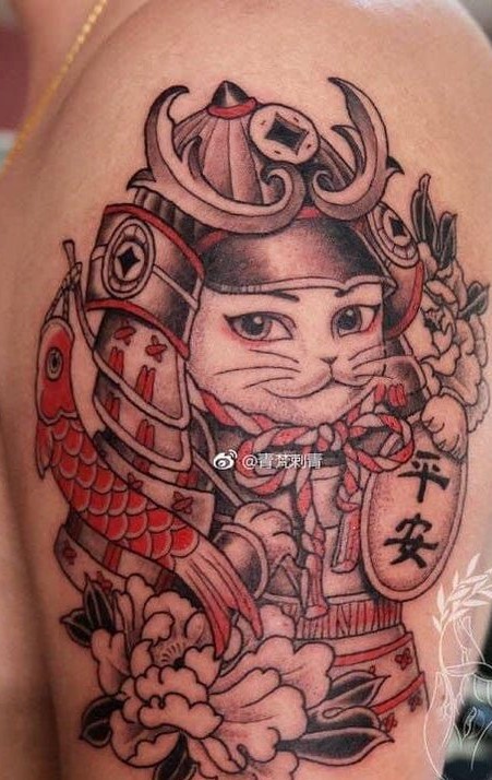 hình xăm mèo samurai kết hợp cá chép và hoa mẫu đơn Hình xăm mèo samurai trên bắp tay, phong cách Nhật Bản, chi tiết sắc nét, độ phân giải HD.