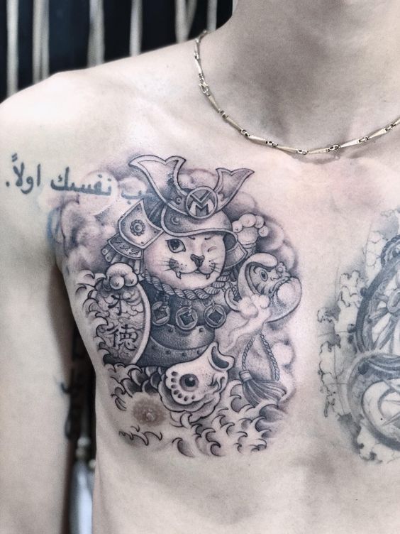 Tattoo hình mèo samurai kết hợp họa tiết cá chép và búp bê daruma đơn sắc Hình xăm mèo samurai trên ngực, phong cách blackwork chi tiết, độ phân giải HD.