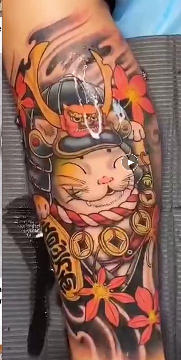 hình xăm mèo samurai kết hợp với họa tiết lá phong đỏ Hình xăm mèo thần tài Nhật Bản trên tay, phong cách màu sắc, chi tiết cao, ảnh HD.